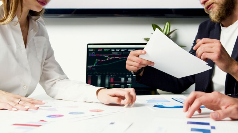 Entrepreneur marocain en rendez-vous avec un conseiller pour ouvrir un compte bancaire professionnel