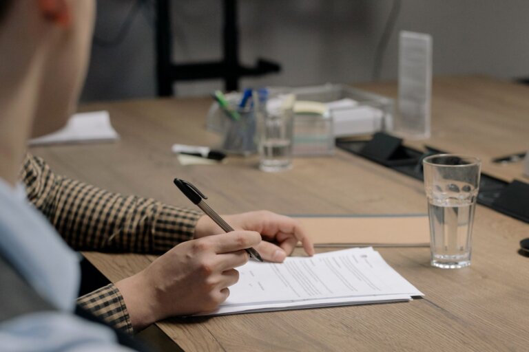 Entrepreneur marocain signant les statuts pour créer une SARL au Maroc